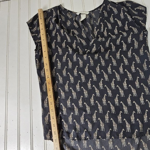 H&M Conscious Blouse Women's Size 2‎ Gray Giraffe Print V-Neck Cap Sleeve Zoo - Picture 8 of 13